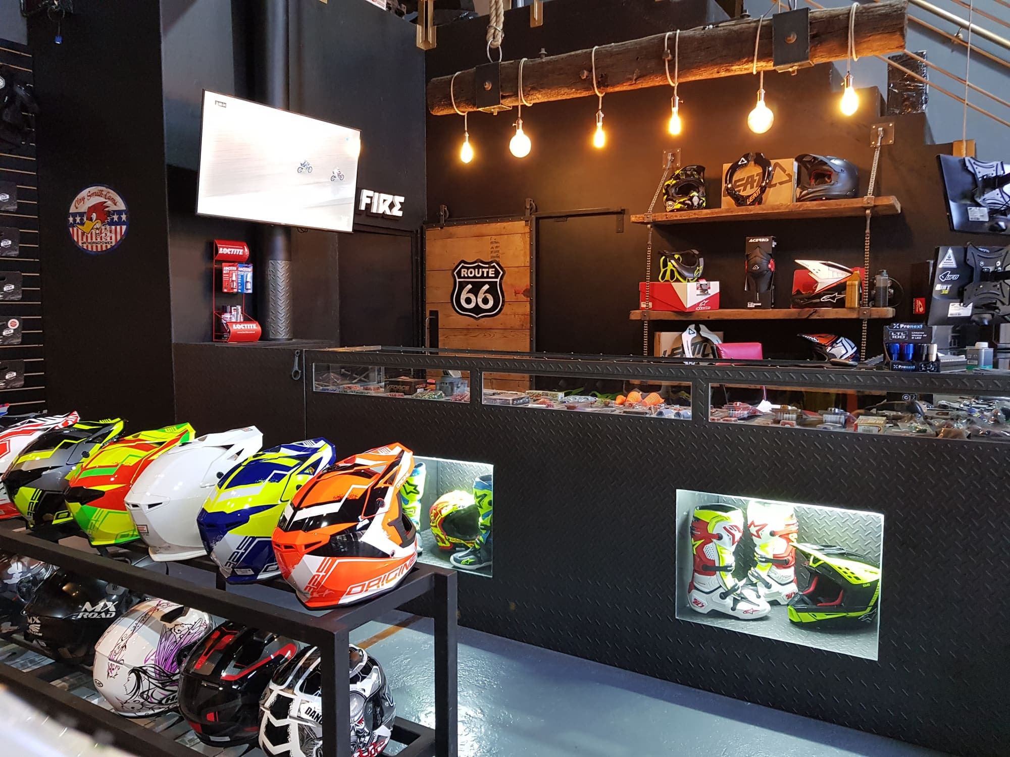 Mostrador de cascos y accesorios en el local