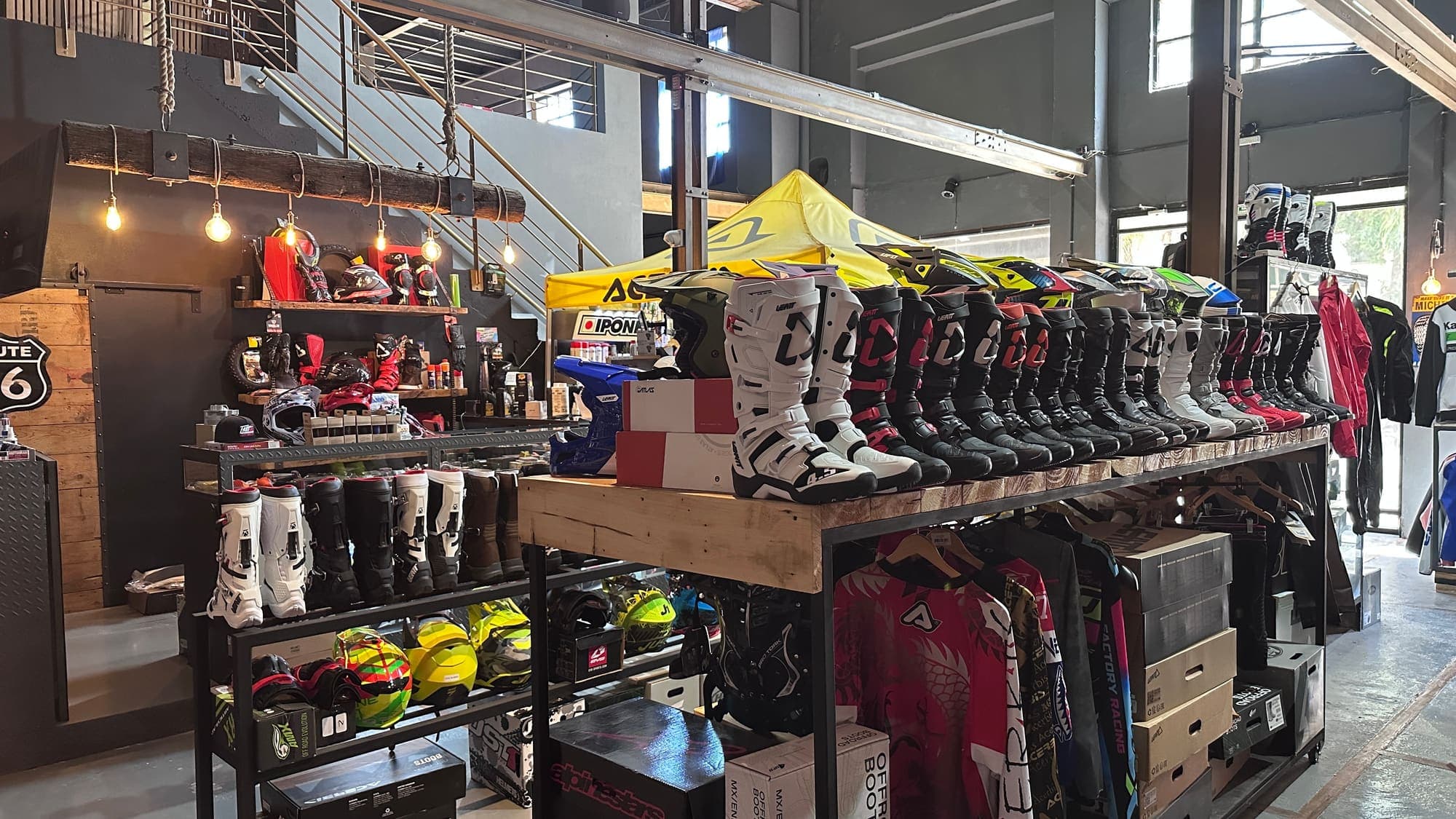 Exhibición de botas y cascos de motocross