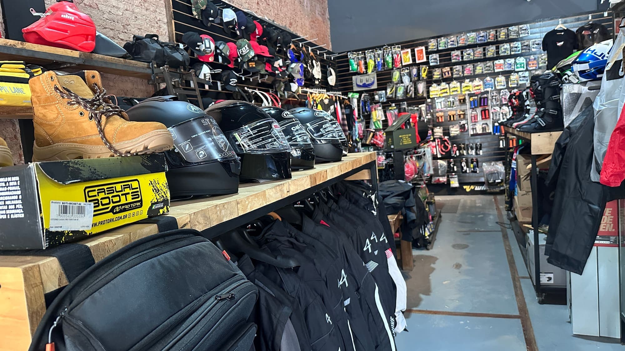 Pared de indumentaria y gorras de marcas premium
