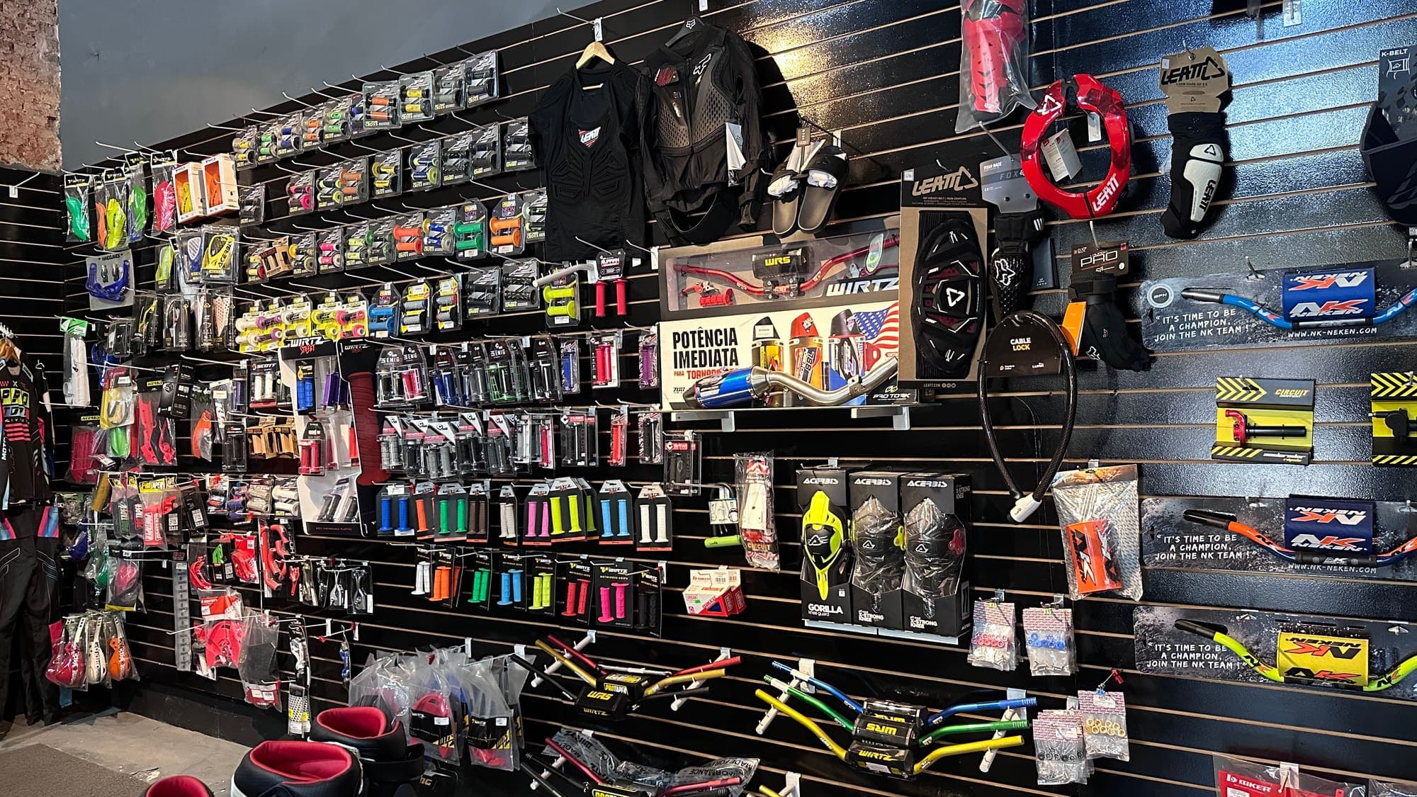 Pared de accesorios, manijas y repuestos